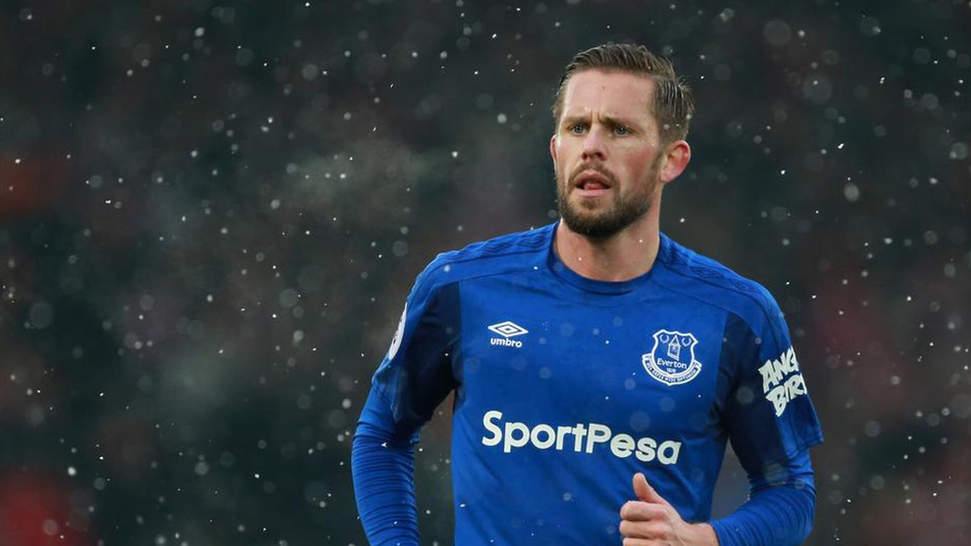 足球守门员专项装备发布会举行，守门员规则详细_足球守门员规则图解